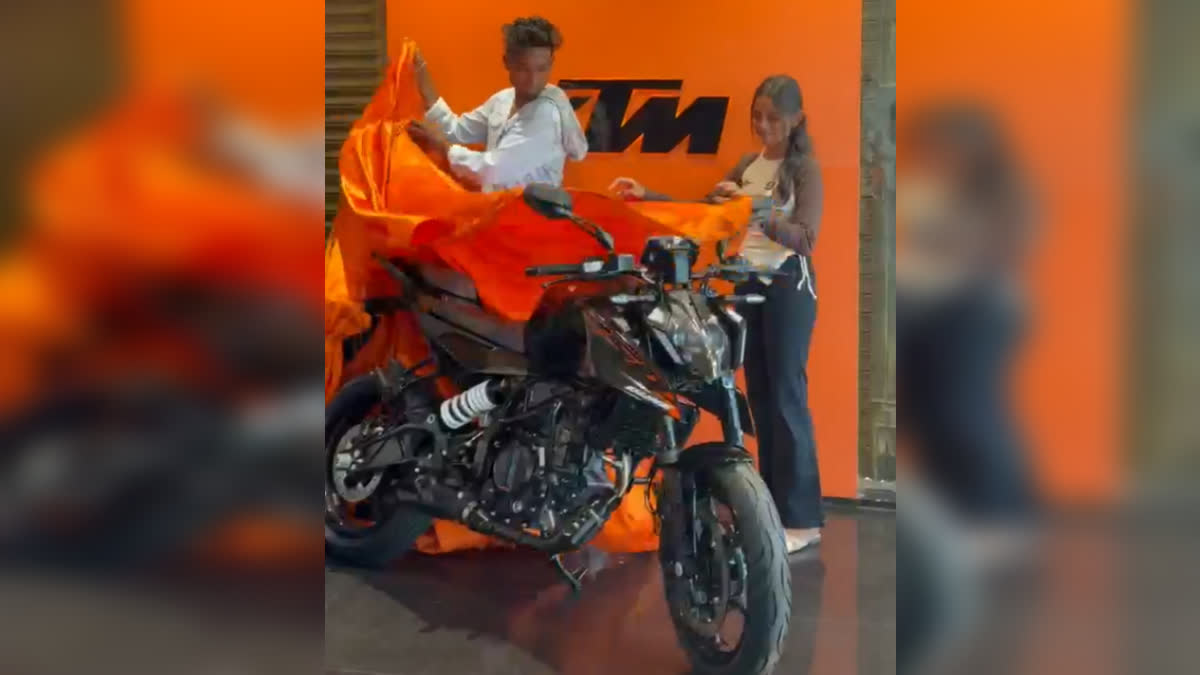 காதலனுக்கு பைக் வாங்கி தர தோழியின் வீட்டிலேயே கைவரிசை காட்டிய கல்லூரி மாணவி