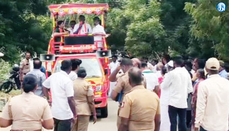 போலீஸ் பாதுகாப்புடன் பிரசாரம் செய்யும் தவெக வேட்பாளர்கள்