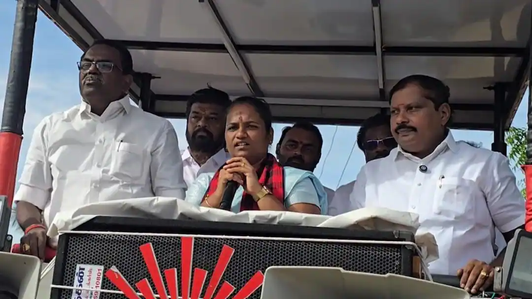 தவெக வேட்பாளர் சத்தியபாமாவை பெட்டி பாமா என விமர்சித்து திமுக சூட்கேஸுடன்