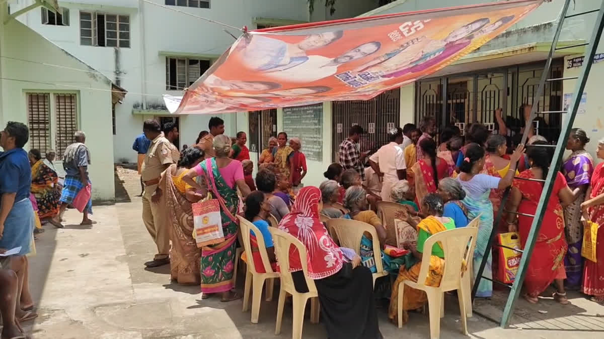 முதியோர் உதவித்தொகை வரவில்லை; வட்டாட்சியர் அலுவலகத்தை முற்றுகையிட்ட மூத்த குடிமக்கள்