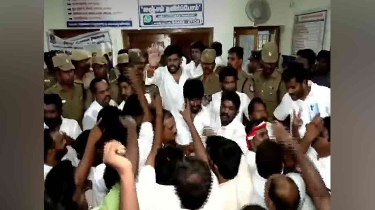 ரூ. 70 லட்சம் பறிமுதல் : அ.தி.மு.க. மாவட்டச் செயலாளரிடம் விசாரணை!