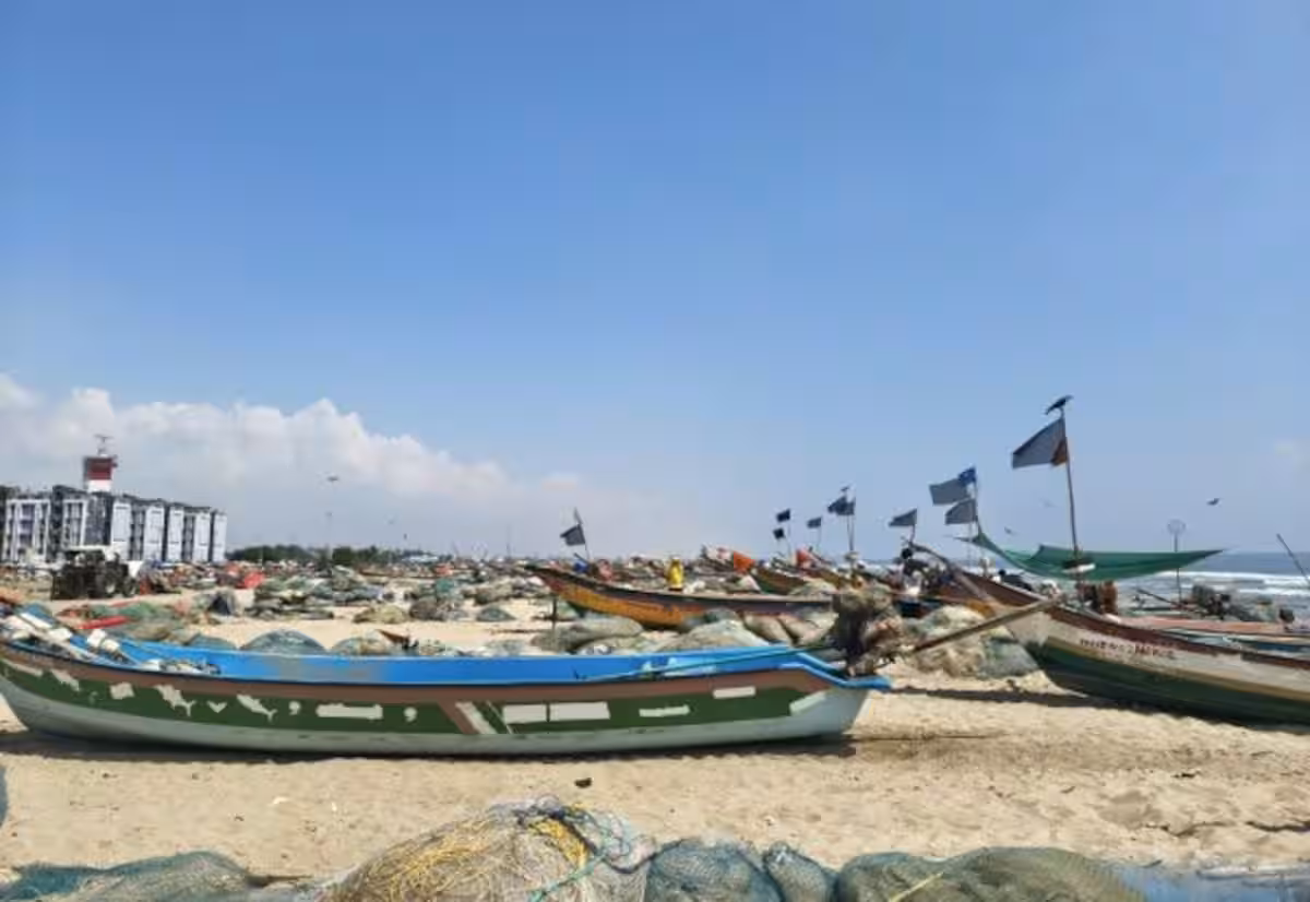 பட்டடினம்பாக்கத்தில் தலைமை செயலகம் படகில் கருப்பு கொடி கட்டி எதிர்ப்பு