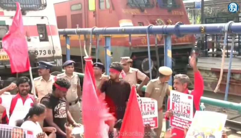 சென்னை எழும்பூர் ரயில் நிலையத்தில் ஞானேஷ்குமார் உடனடியாக பதவி விலக வலியுறுத்தி ரயிலை மறித்து போராட்டம்