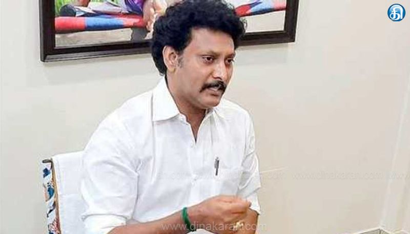 பள்ளி திறப்பை தள்ளி வைக்க முன்னாள் அமைச்சர் வலியுறுத்தல்
