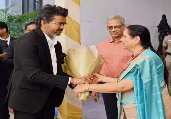 பிரதமரை சந்திக்க டில்லி சென்ற தமிழக முதல்வர் விஜயை தமிழ்நாடு இல்ல தலைமை உள்ளுறை ஆணையர் ஜெயா ஐஏஎஸ் பூங்கொத்து கொடுத்து வரவேற்