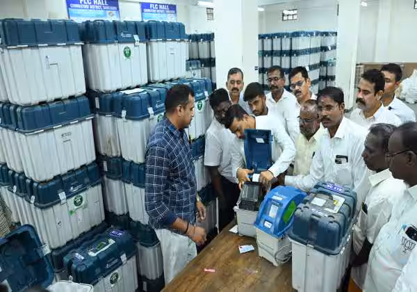 சட்டசபை தேர்தலில் பயன்படுத்தப்பட்ட வி.வி.பேட் மிஷின்களிலுள்ள பேப்பர்கள் அரசியல் பிரமுகர்கள் முன்னிலையில் அகற்றப்பட்டது. இடம்: கோவை தெ