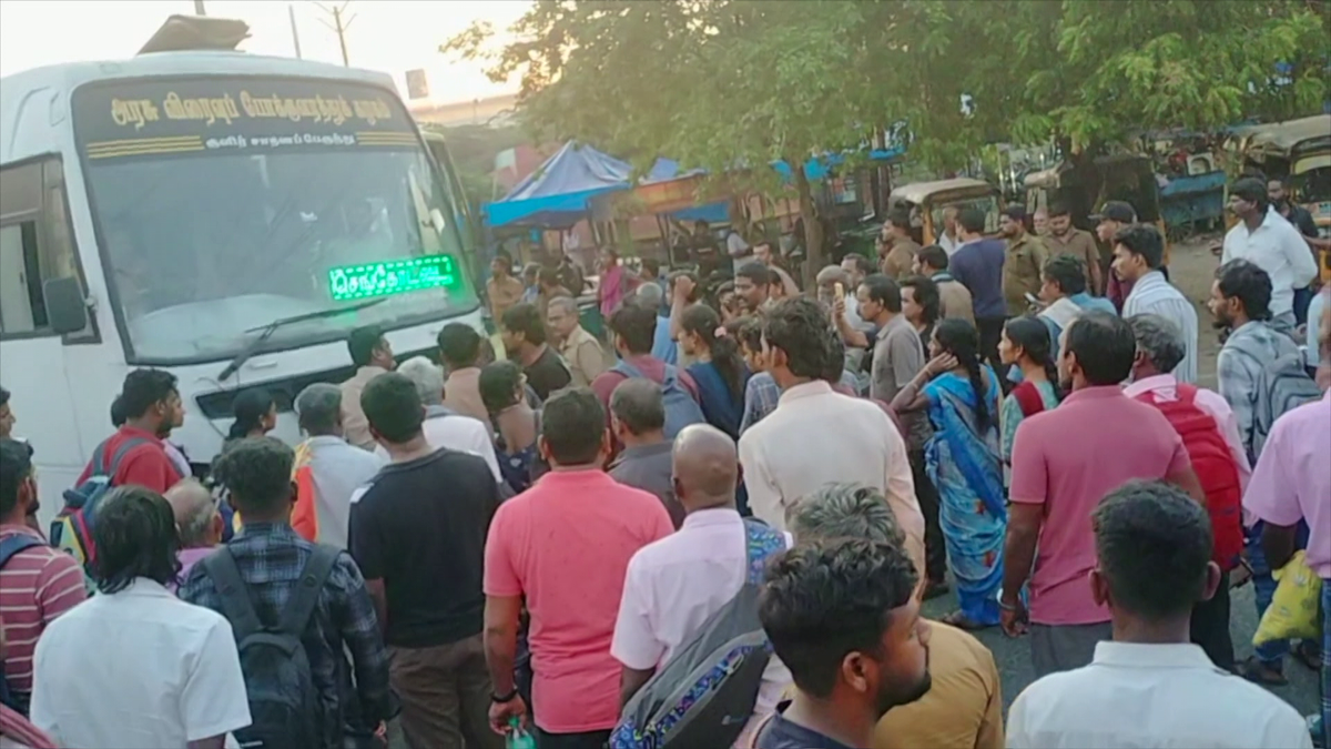 மதுரையில் பேருந்துகள் கிடைக்காமல் பயணிகள் சாலை மறியல்