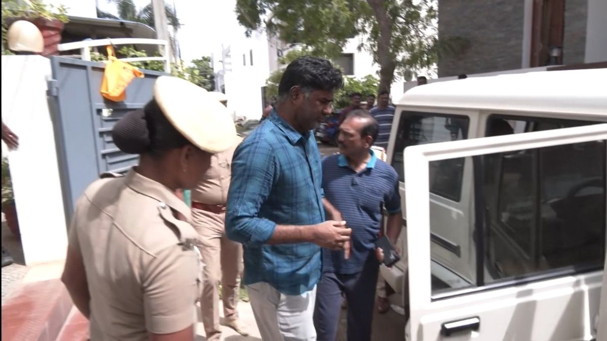 வலதுசாரி ஆதரவாளரும் பிரபல யூடியூபருமான மாரிதாஸ் மதுரையில் உள்ள வீட்டில் வைத்து கைது..!