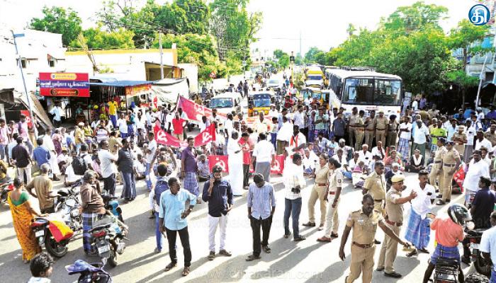 மதுரை: நெல்கொள்முதல் செய்த பணத்தை வழங்கக்கோரி, மதுரை அருகே கள்ளந்திரியில் இன்று காலை விவசாயிகள் சாலை மறியலில் ஈடுபட்டனர். இதனா