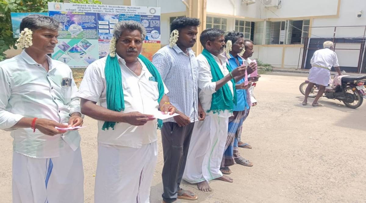 ரூ.100 கோடி நிலுவை: நுகர்பொருள் வாணிபக் கழகத்தைக் கண்டித்து விழுப்புரம் விவசாயிகள் காதில் பூ சுற்றி நூதனப் போராட்டம்