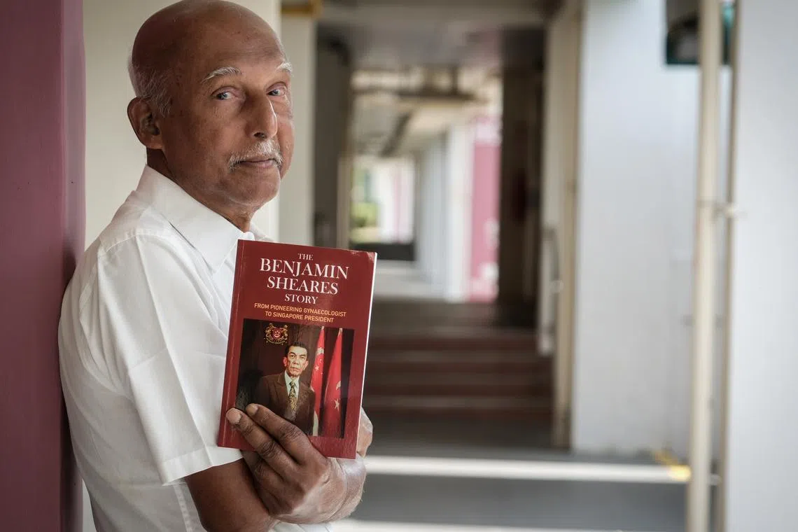 முன்னாள் அதிபர் ஷியர்ஸை வியந்து பாராட்டும் மூத்த செய்தியாளர்