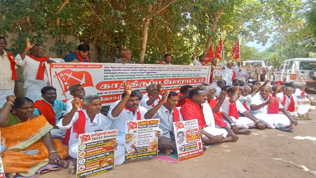 தஞ்சாவூரில் தமிழ்நாடு விவசாயிகள் சங்கத்தினர் காத்திருப்பு போராட்டம்