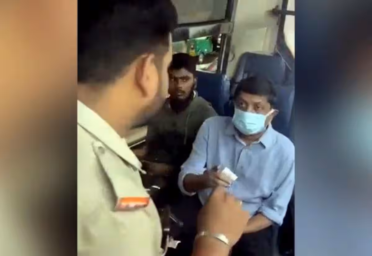  சில்லரை இல்லை; அமைச்சரை பஸ்சிலிருந்து இறக்கிய கண்டக்டர்