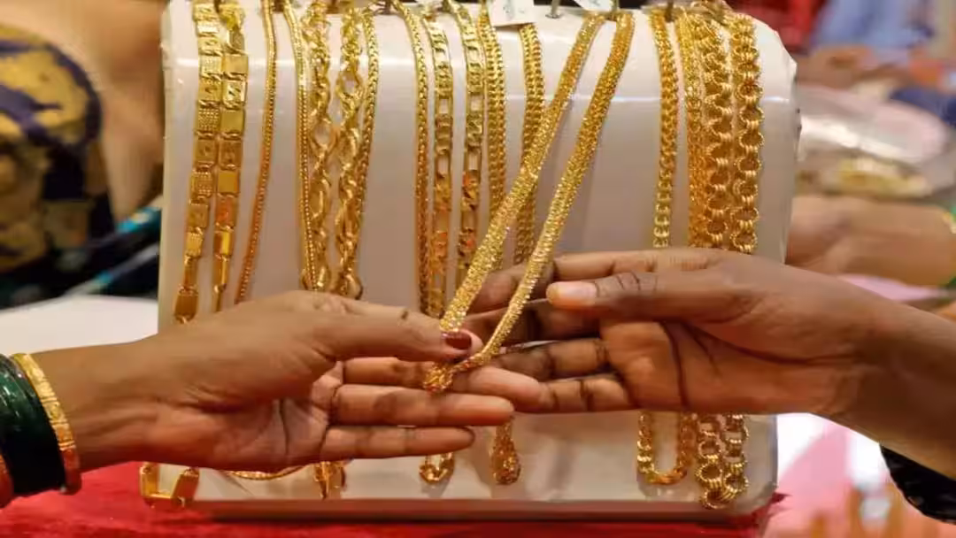 Gold and silver rate today : வாரத்தின் முதல் நாளே குஷி.! அதிரடியாக குறைந்தது தங்கம் விலை