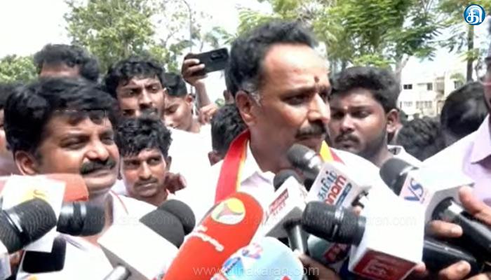 சென்னை: திமுக வழக்கறிஞர்கள் மருது கணேஷ், கவி கணேசன் ஆகியோர் ஆளுநர் மாளிகையில் நேரில் புகார் மனு அளித்தனர். தவெக குதிரை பேரத்தில் ஈ