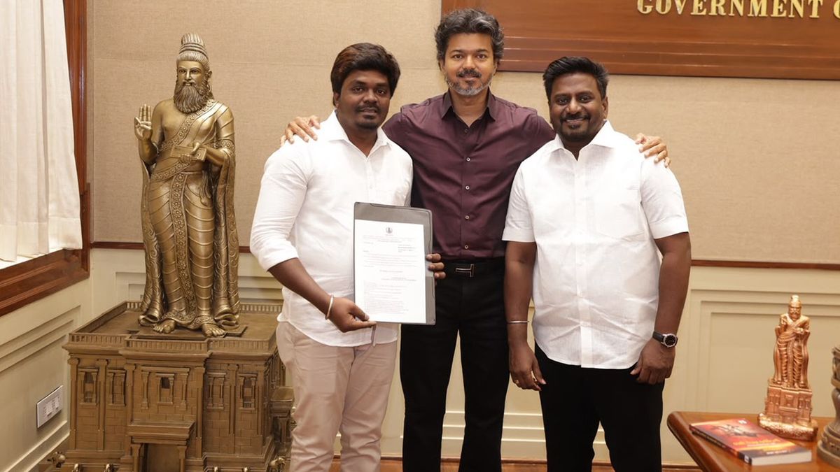 தமிழ்நாடு பாடநூல் கழக தலைவராக லயோலா மணி நியமனம்... நியமன ஆணையை வழங்கிய முதல்வர் விஜய்!