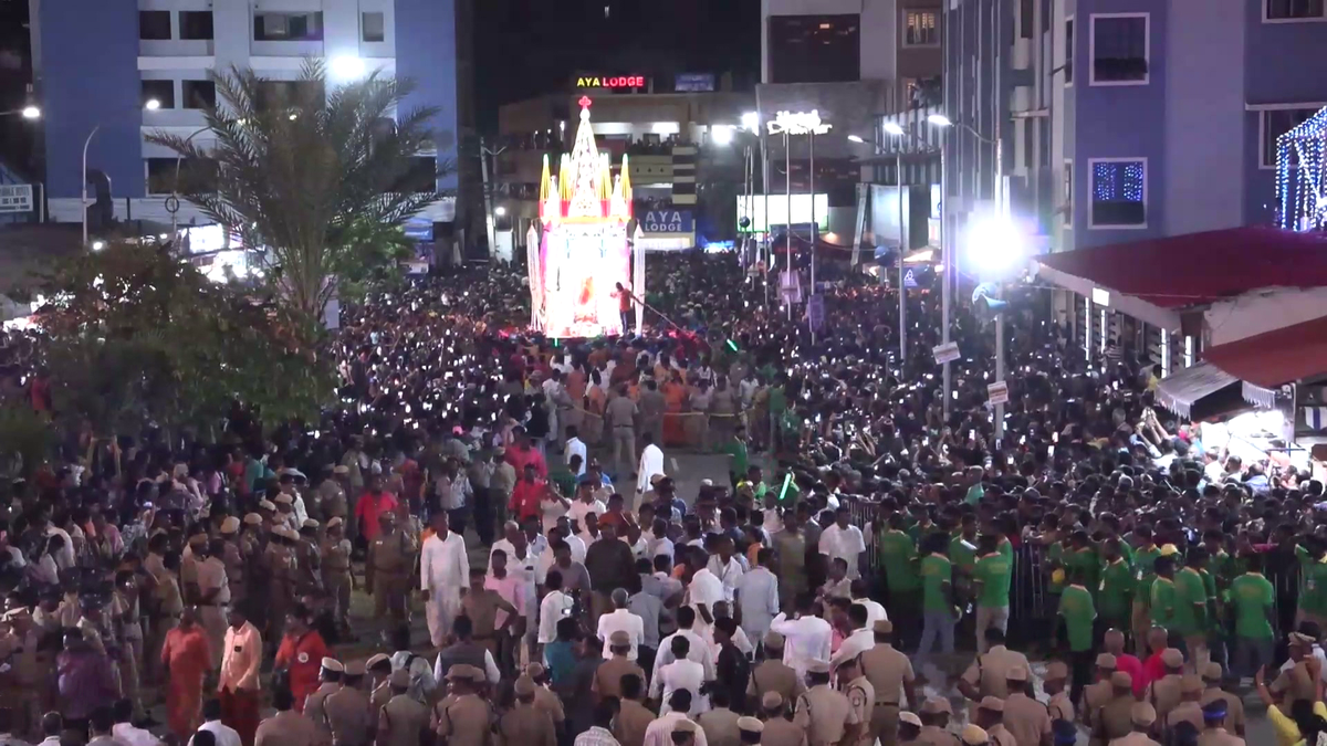 கோலாகலமாக நடந்த வேளாங்கண்ணி பெரிய தேர்பவனி..