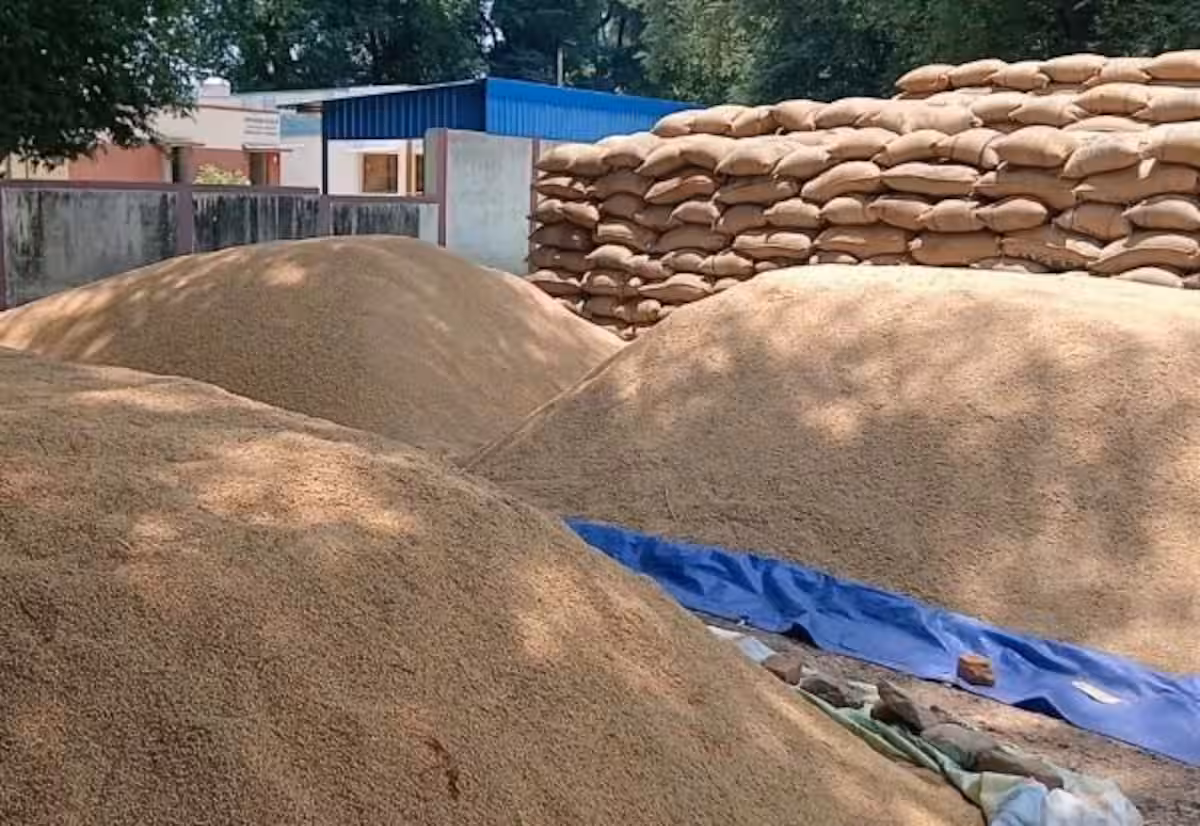 நெல் கொள்முதல் செய்யாததால் விவசாயிகள் அதிருப்தி