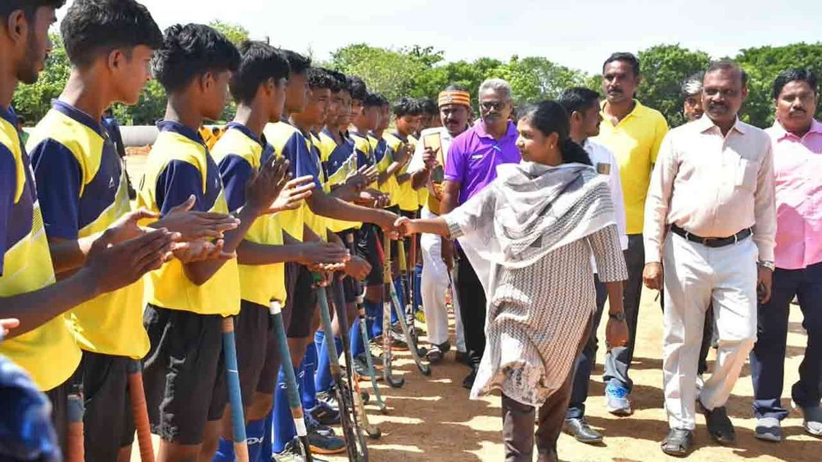 முதல்வர் கோப்பை விளையாட்டுப் போட்டிகள்; உச்சி வெயிலில் உணவு, ஜூஸ் இல்லாமல் தவிக்கும் மாணவர்கள்!