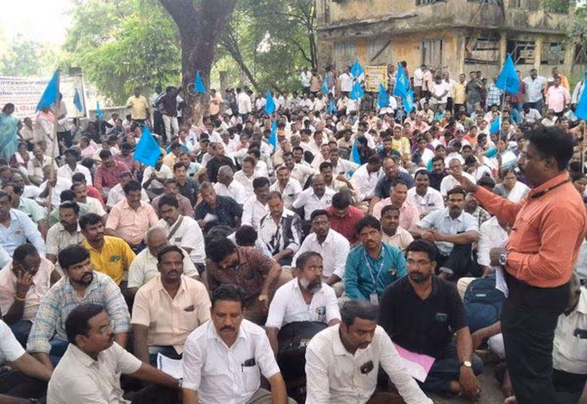  மாநகராட்சி அலுவலர்கள் காத்திருப்பு போராட்டம்