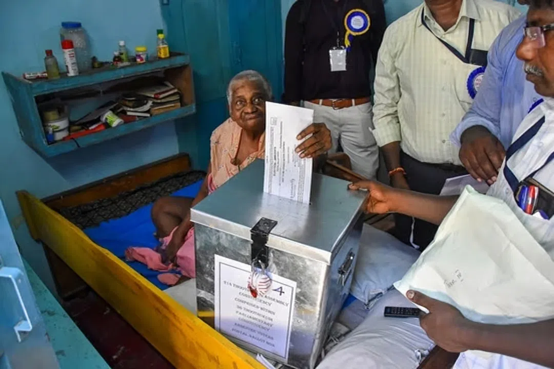 இடைத்தேர்தல்: தபால் வாக்கு சேகரிப்பு தொடங்கியது