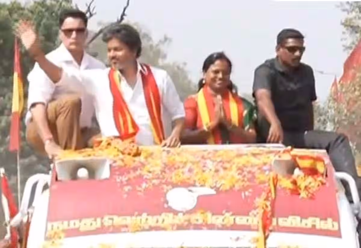 மதுராந்தகத்தில் டிராக்டர் ஓட்டி ஓட்டு சேகரித்தார் முதல்வர் விஜய்
